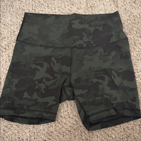 lululemon athletica Women's Dark Camo Bike Shorts - Picture 2 of 3